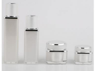 frascos de cosméticos blancos