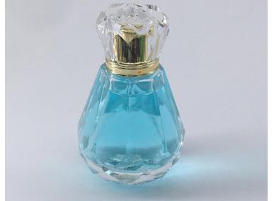 botellas de cosméticos de cristal azul