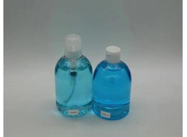 botella de desinfectante de manos claras y baratas