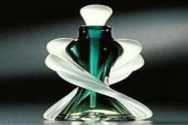 El diseño de la forma del frasco de perfume.